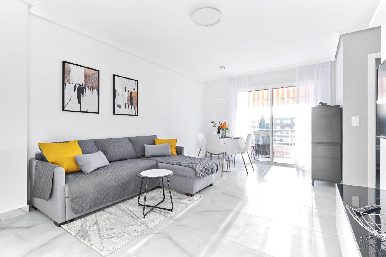 Lovely Sunny Apartment With Shared Pool And Private Parking Torrevieja Exteriör bild