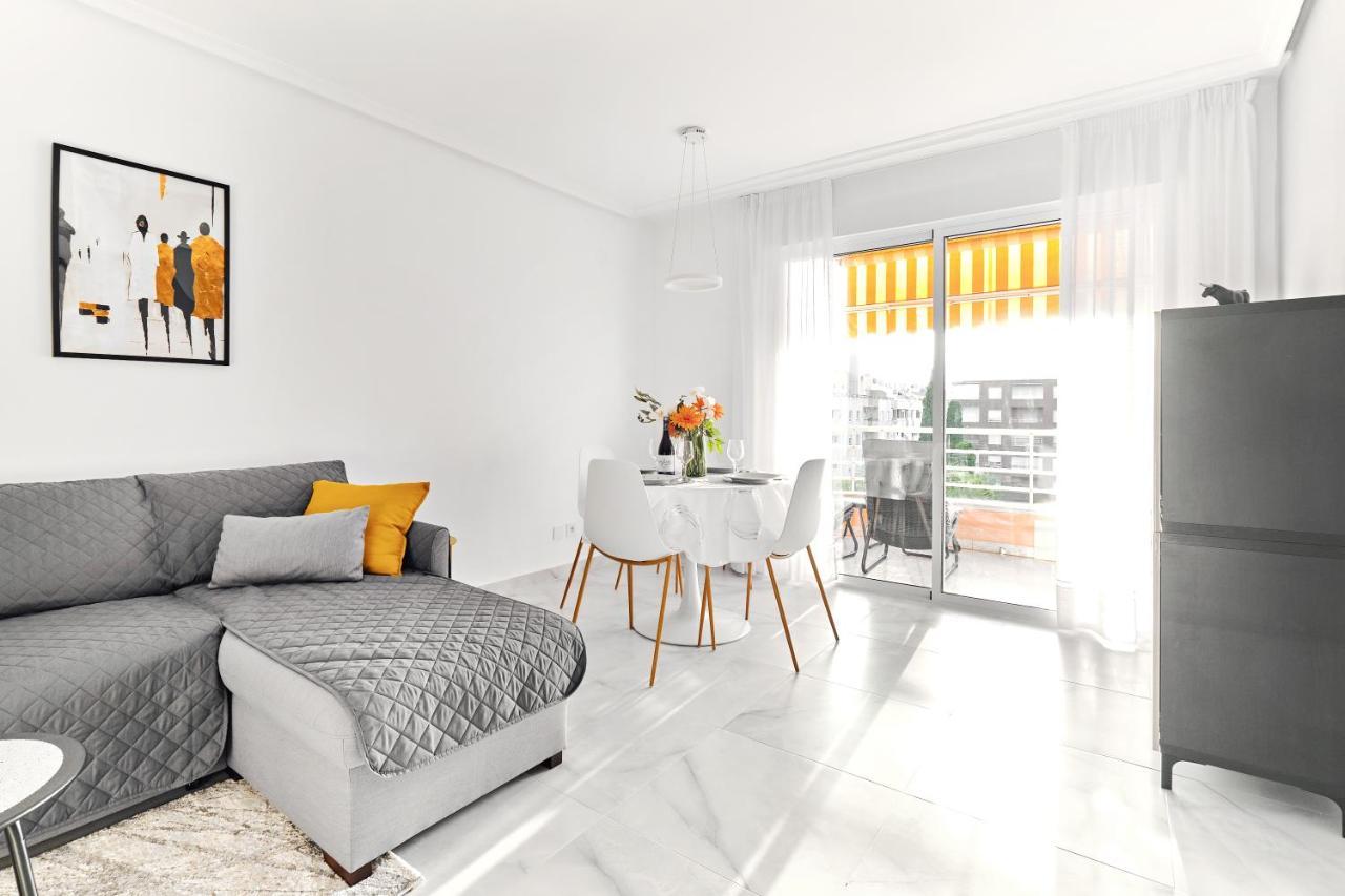 Lovely Sunny Apartment With Shared Pool And Private Parking Torrevieja Exteriör bild