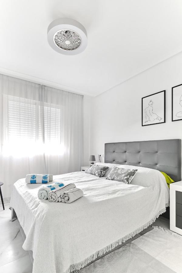 Lovely Sunny Apartment With Shared Pool And Private Parking Torrevieja Exteriör bild